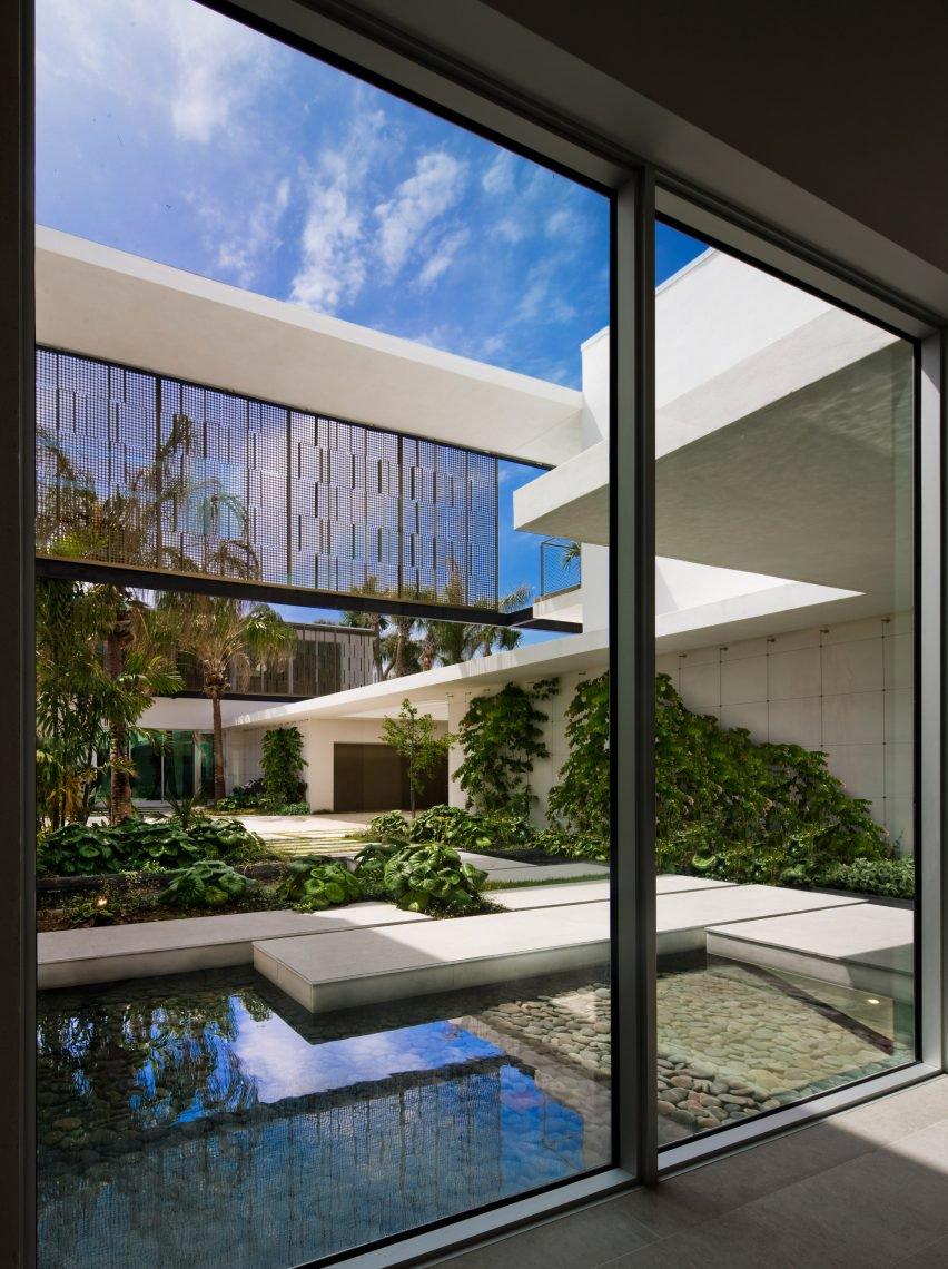 Bãi biển Miami Beach của SAOTA với sự sống động cả trong nhà và ngoài trời 