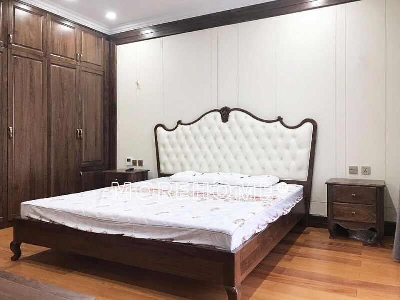 Mẫu giường ngủ cao cấp sử dụng gỗ óc chó cao cấp với những đường vân độc đáo.