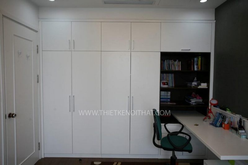 Tủ quần áo gỗ công nghiệp màu trắng chạm trần tại phòng ngủ của bé