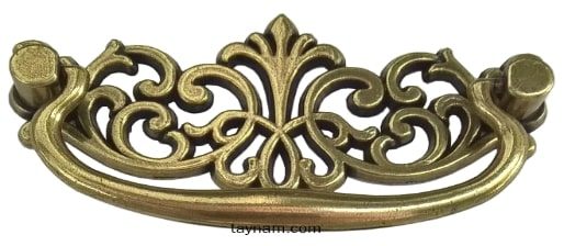 Tay nắm tân cổ điển màu đồng với kiểu dáng bắt mắt điểm nhấn cho nội thất không gian nhà.