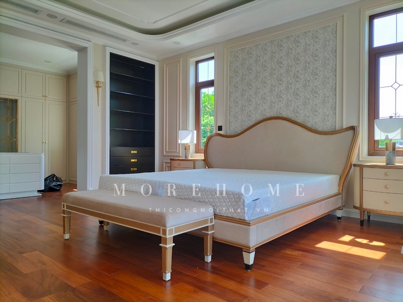 Thi công kệ tủ gỗ tự nhiên màu đen âm tường tối ưu diện tích sắp xếp trưng bày những món đồ, cuốn sách khoa học không gian gọn gàng.