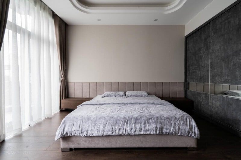 Chiếc giường ngủ hiện đại bọc nỉ cao cấp sang trọng được Morehome thi công hoàn thiện tại phòng ngủ master phòng ngủ bố mẹ ở biệt thự 4 tầng Nghệ An